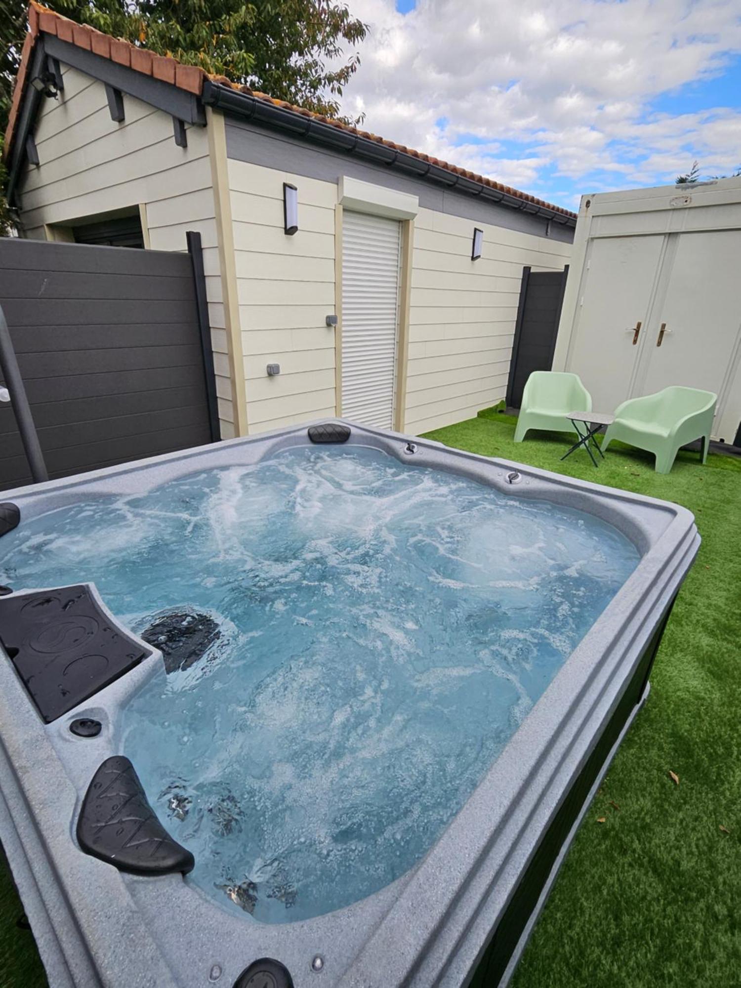 Hebergement Privee Jaccuzzi En Supplement Saint-Clair-du-Rhone Esterno foto