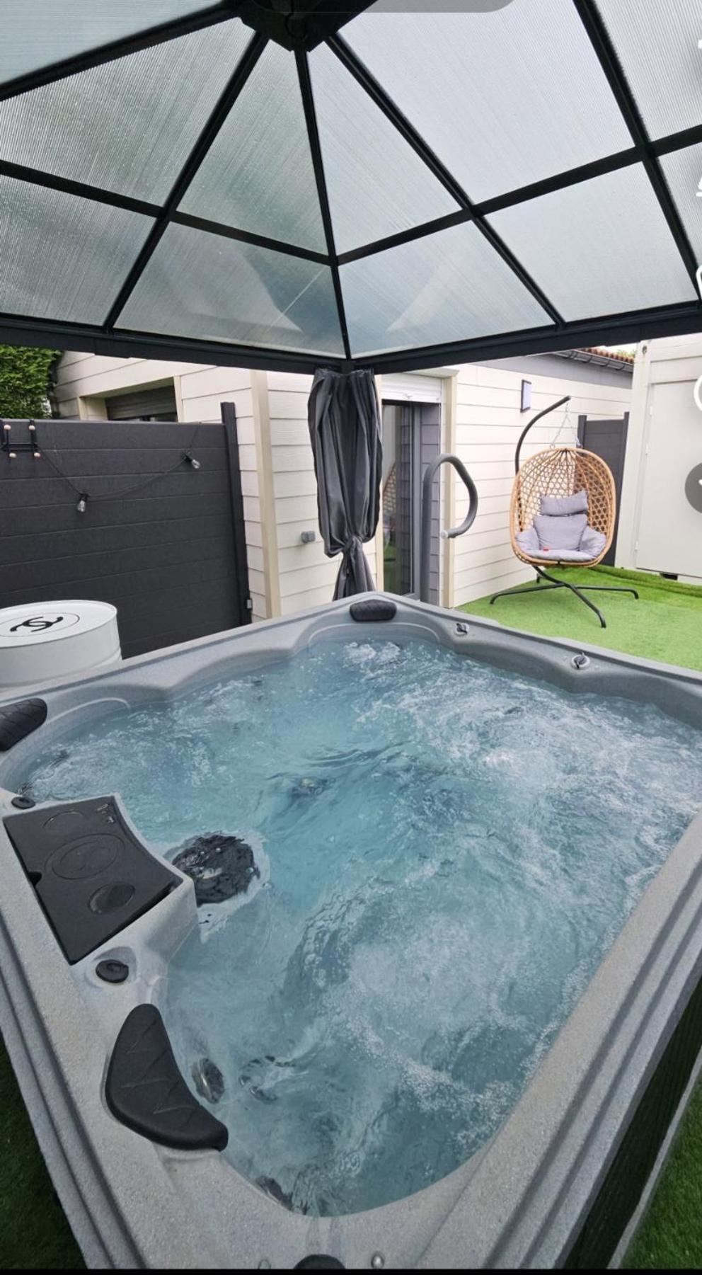 Hebergement Privee Jaccuzzi En Supplement Saint-Clair-du-Rhone Esterno foto